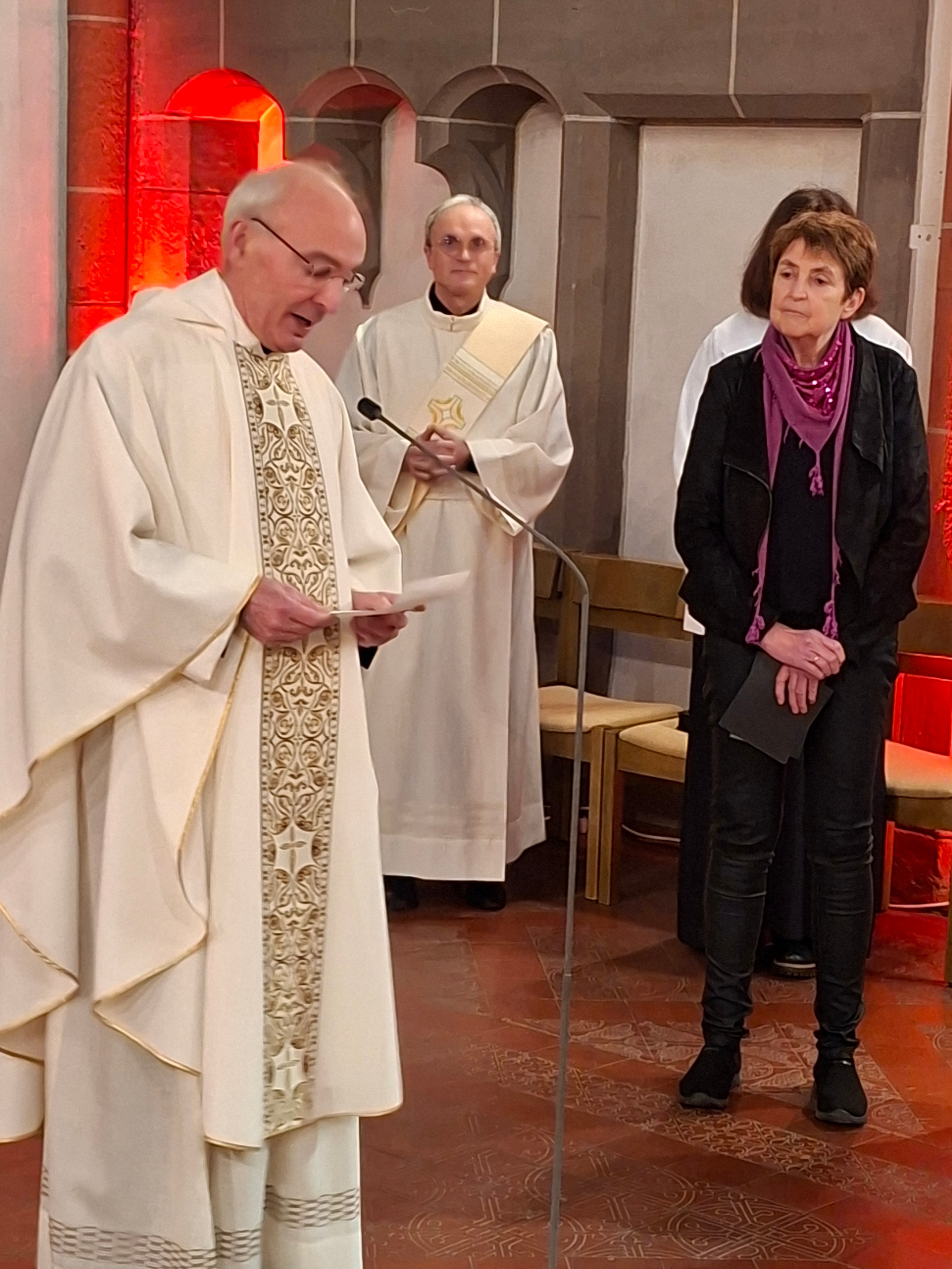 Das Bild zeigt Frau Tine Harmuth bei ihrer Verabschiedung als langjährige Vorsitzende des Pfarrgemeinderates durch Pfarrer Kneib in der St.-Nikolaus-Kirche