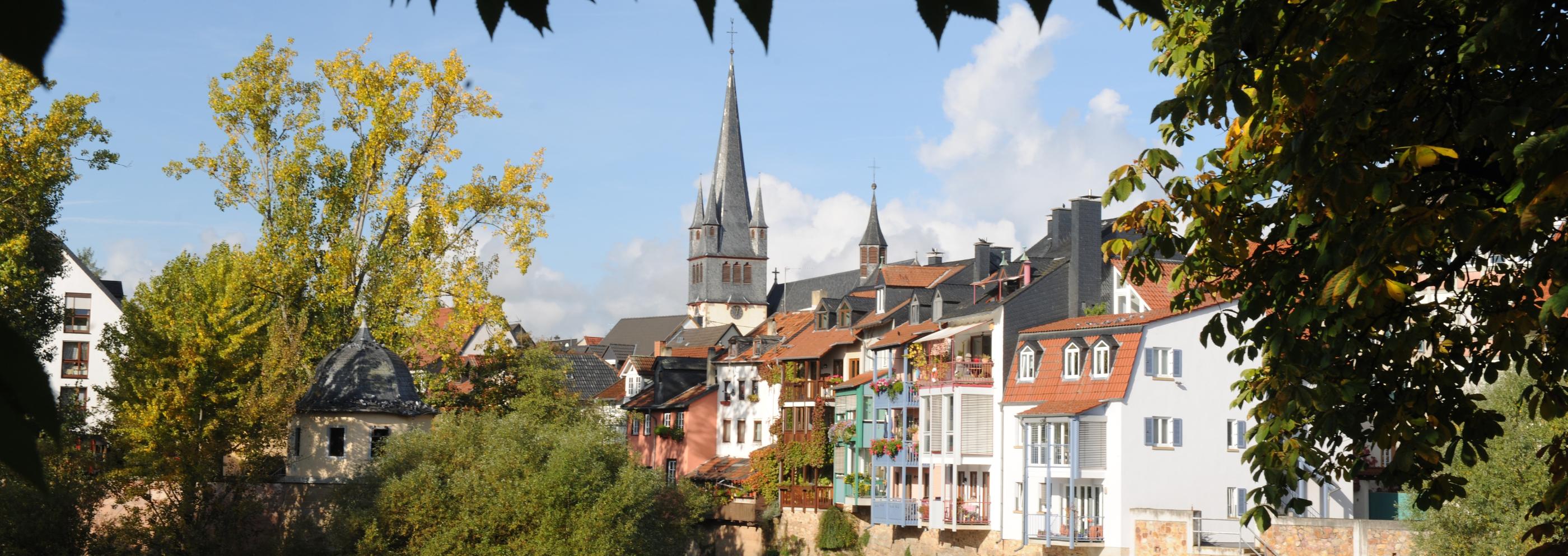 Blick auf die Ellerbachmündung in die Nahe und im Hintergrund der Turm der St.-Nikolaus-Kirche