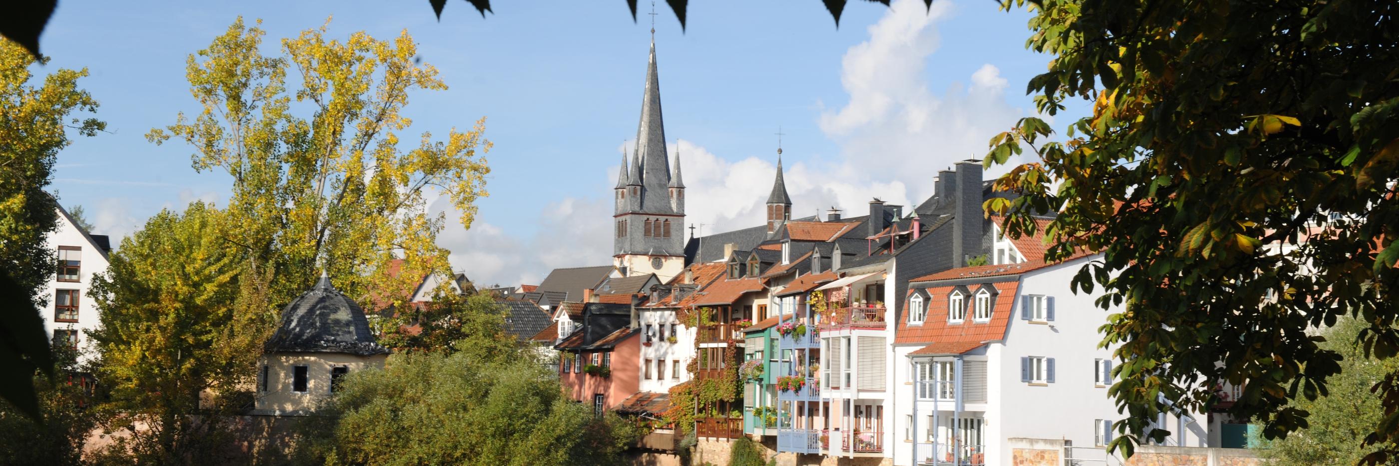 Blick auf die Ellerbachmündung in die Nahe und im Hintergrund der Turm der St.-Nikolaus-Kirche