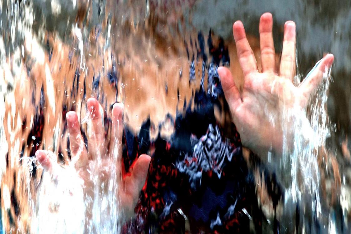 Das Bild zeigt zwei von Wasser umflossene Hände.