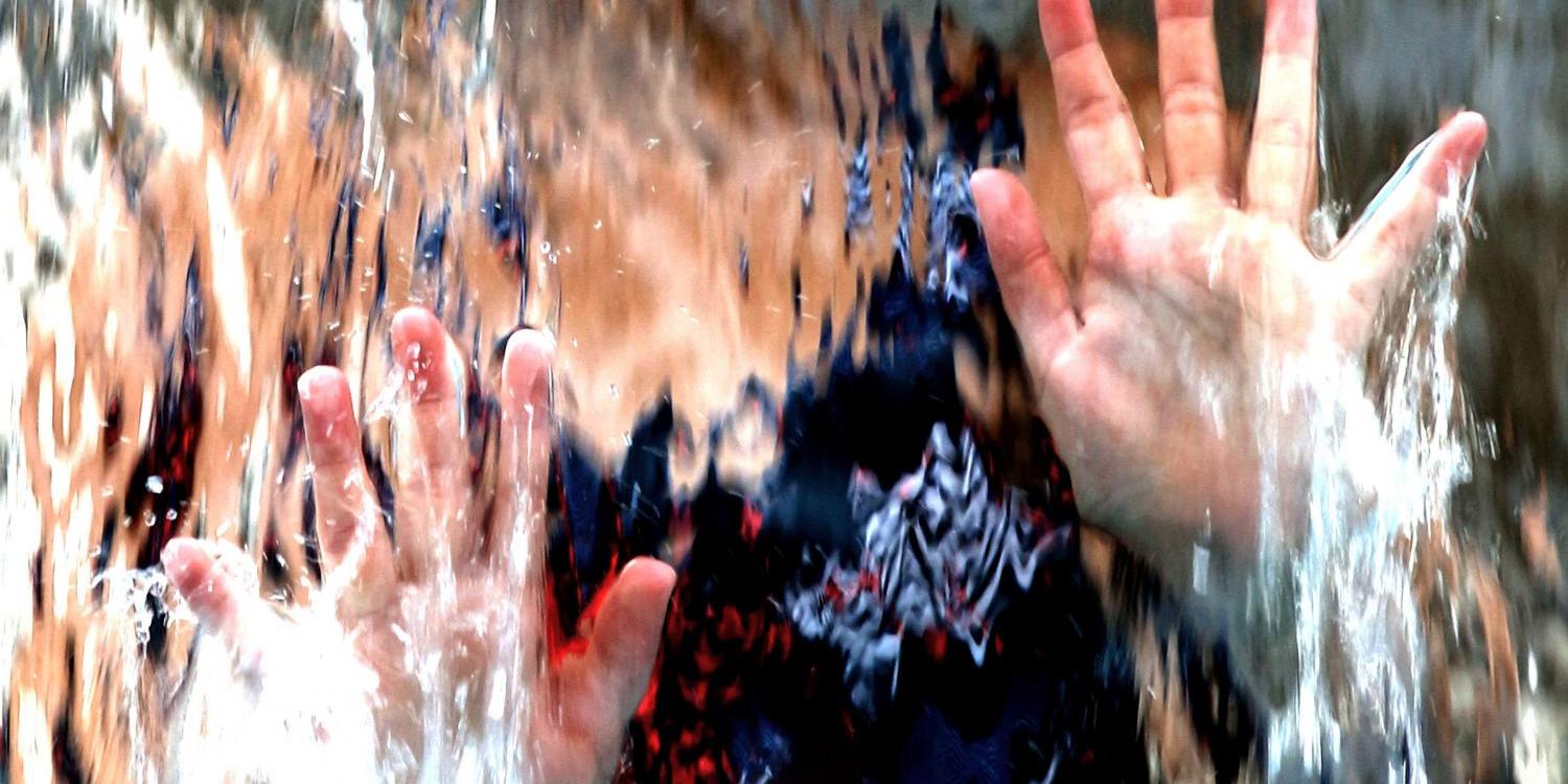 Das Bild zeigt zwei von Wasser umflossene Hände. (c) Peter Weidemann In: Pfarrbriefservice.de Das Bild zeigt zwei von Wasser umflossene Hände.