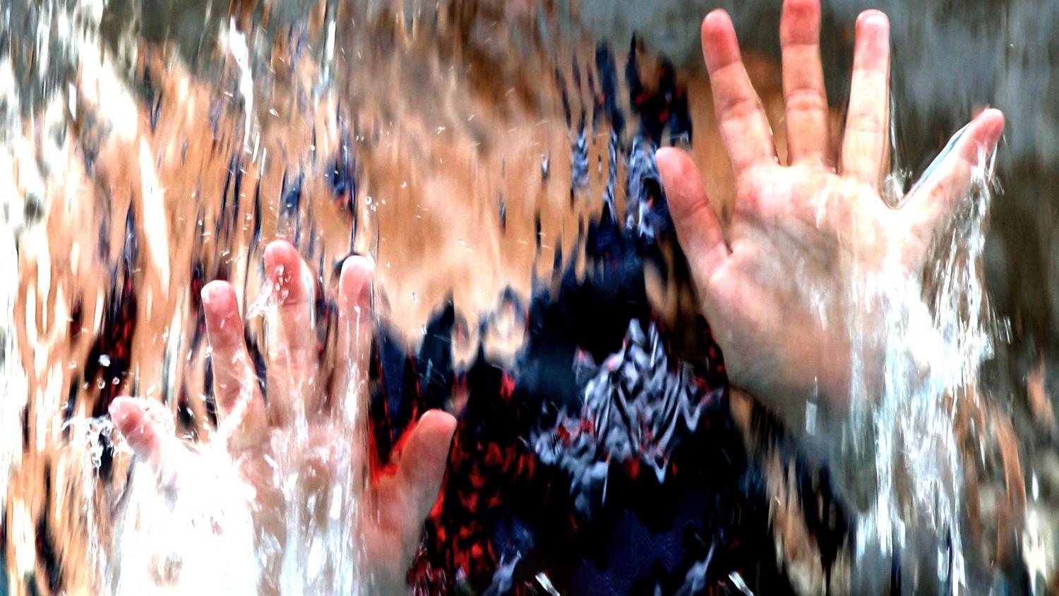 Das Bild zeigt zwei von Wasser umflossene Hände.