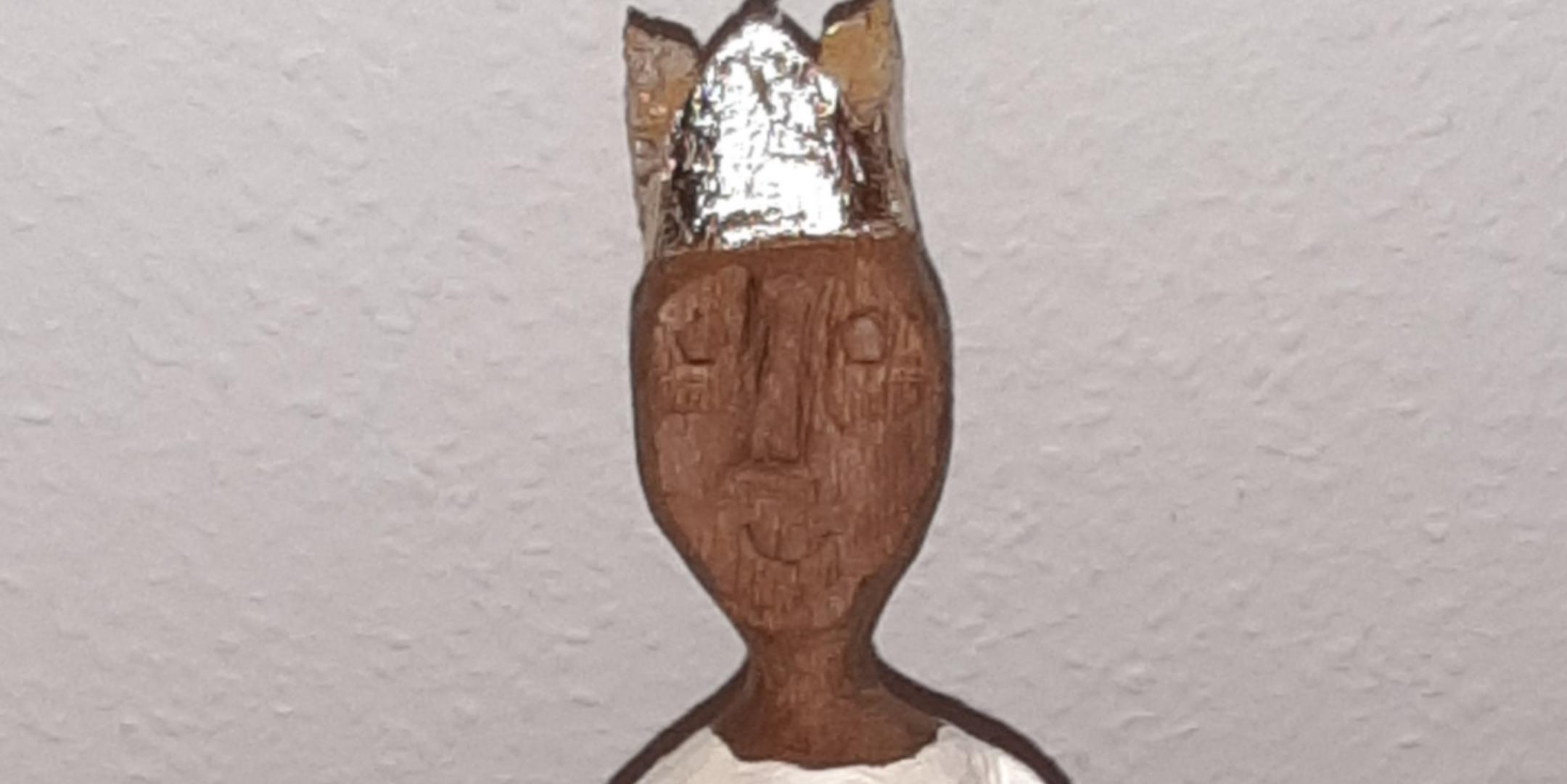 Das Bild zeigt eine Holzfigur einer Königin von Ralf Knoblauch vor einem hellen Hintergrund (c) Foto: Elke Vogt Das Bild zeigt eine Holzfigur einer Königin von Ralf Knoblauch vor einem hellen Hintergrund
