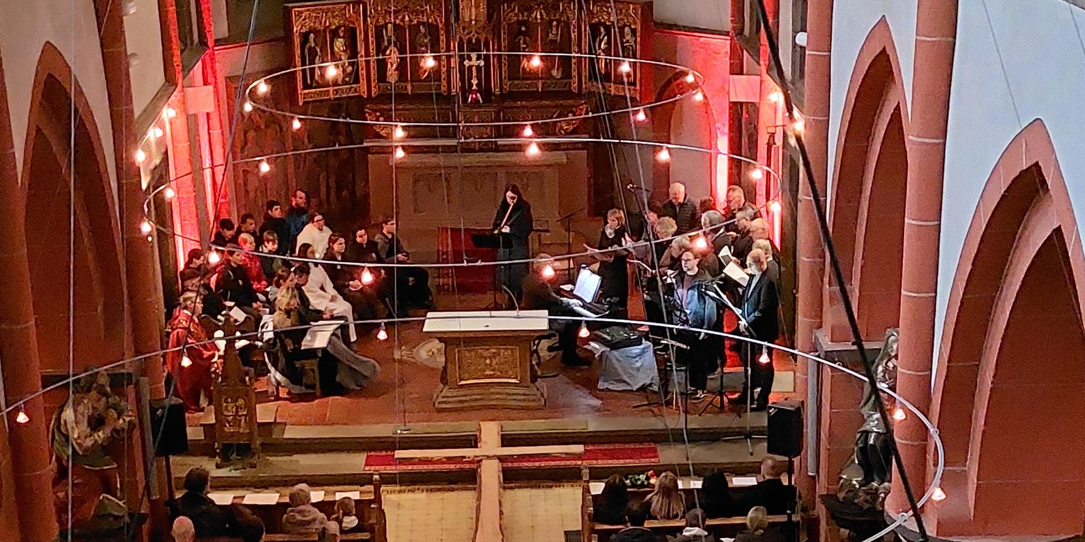 Das Bild zeigt das Innere der St.-Nikolaus-Kirche von der Empore aus während der Karfreitagsmeditation 2025 (c) Winfried Vogt Das Bild zeigt das Innere der St.-Nikolaus-Kirche von der Empore aus während der Karfreitagsmeditation 2025