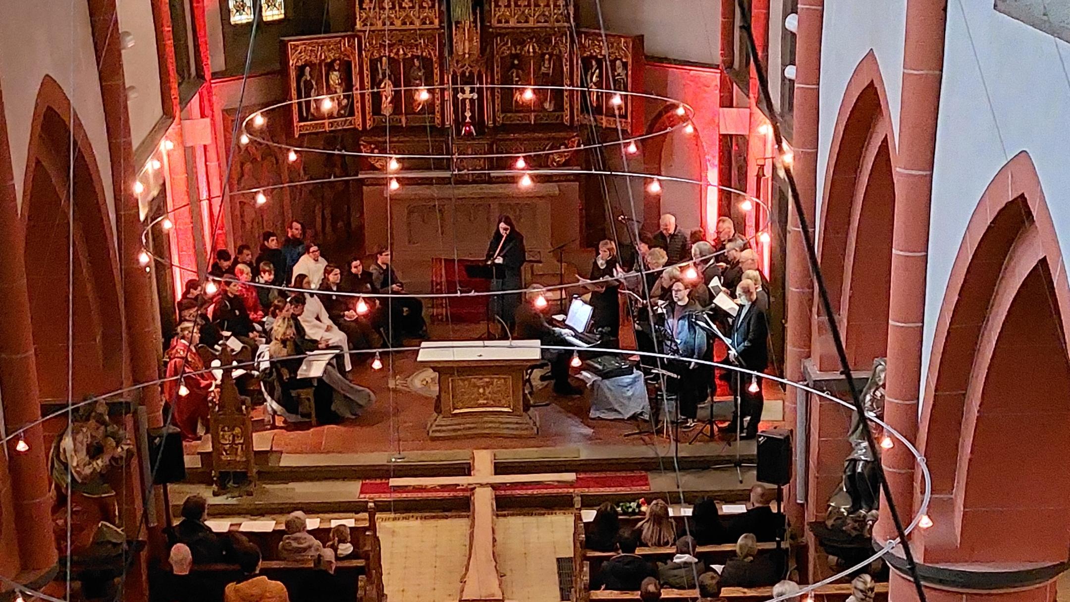 Das Bild zeigt das Innere der St.-Nikolaus-Kirche von der Empore aus während der Karfreitagsmeditation 2025