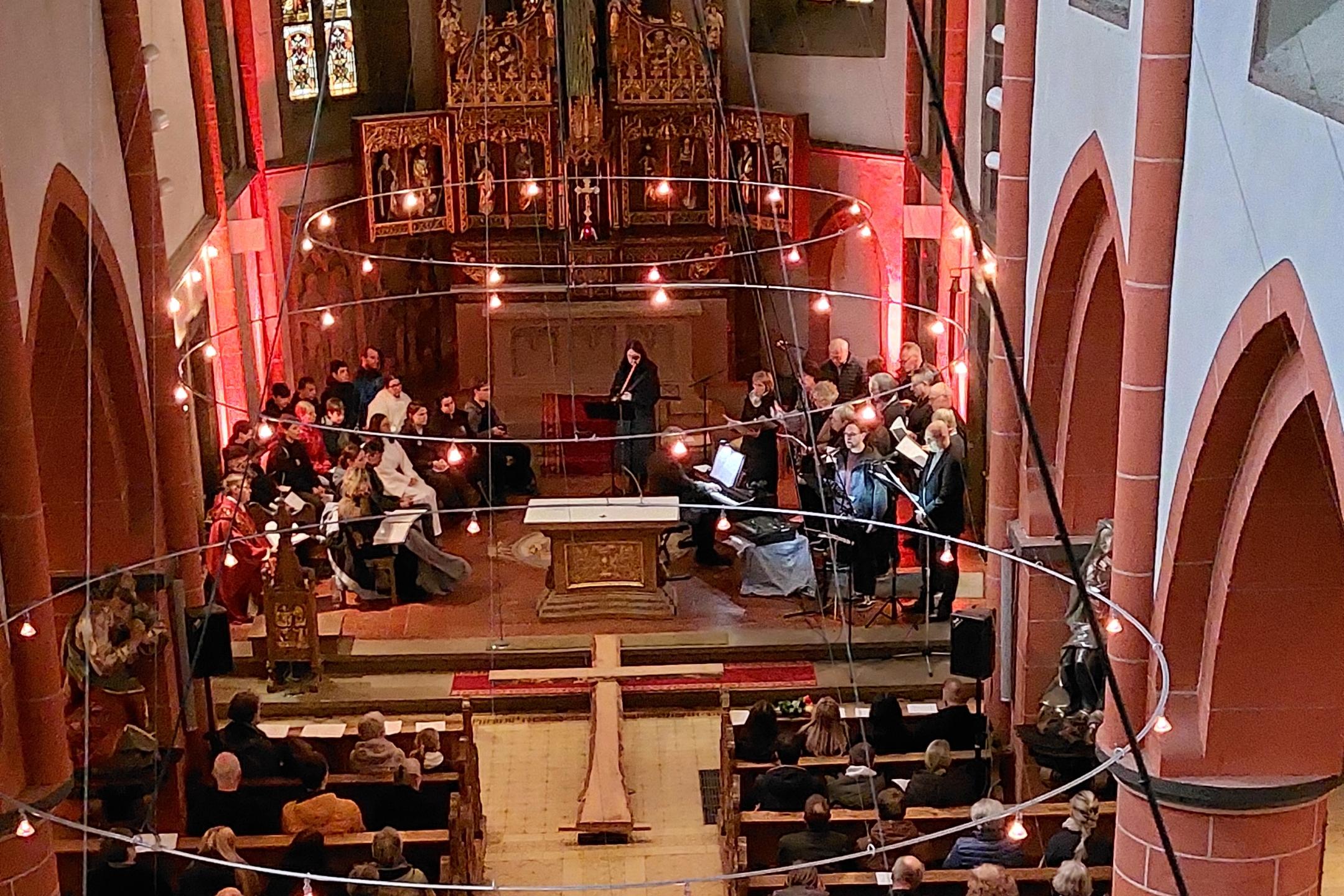 Das Bild zeigt das Innere der St.-Nikolaus-Kirche von der Empore aus während der Karfreitagsmeditation 2025