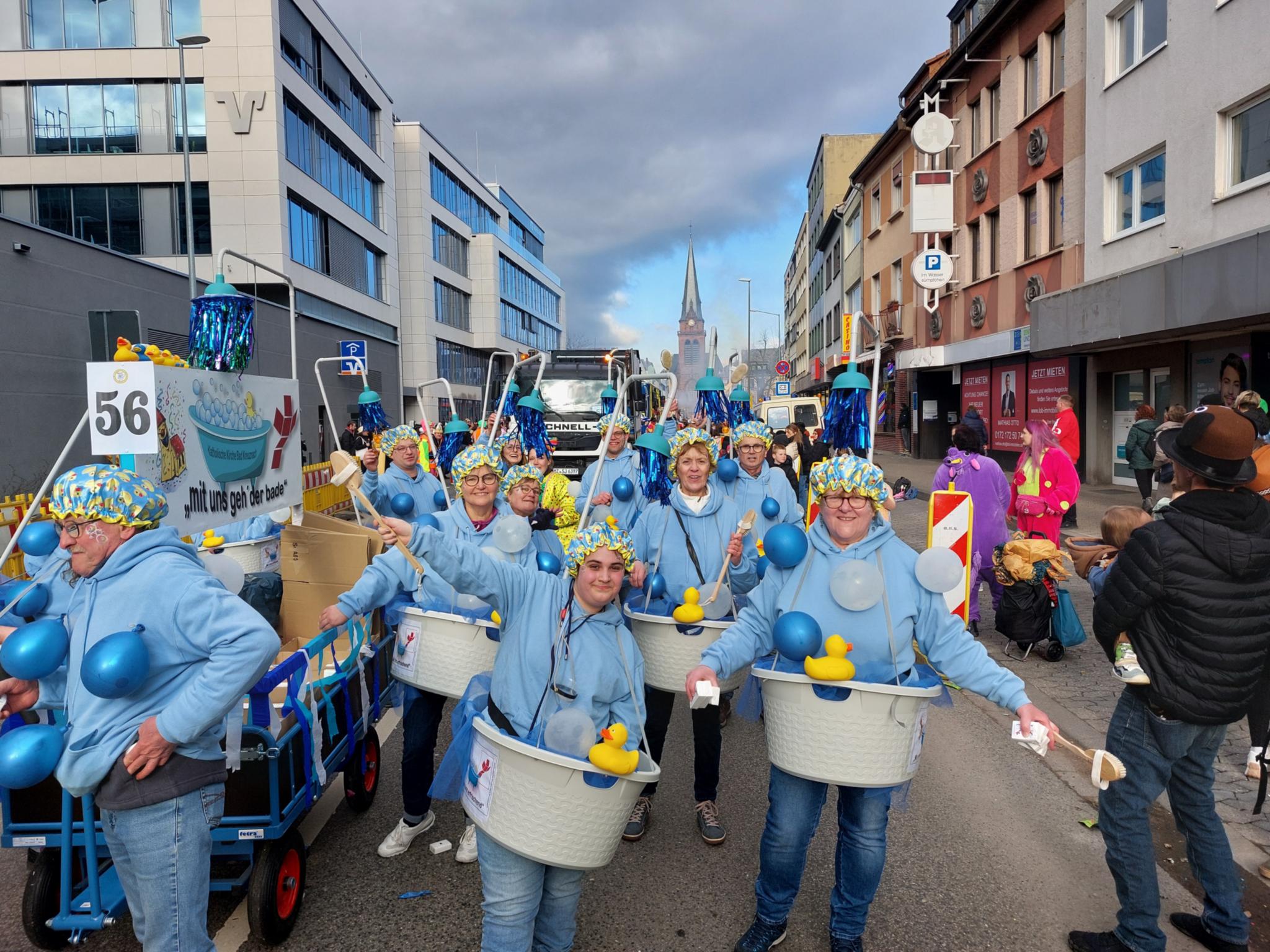 Das Bild zeigt die Fußgruppe der Kirchengemeinde bei der Kreiznacher Narrefahrt 2025