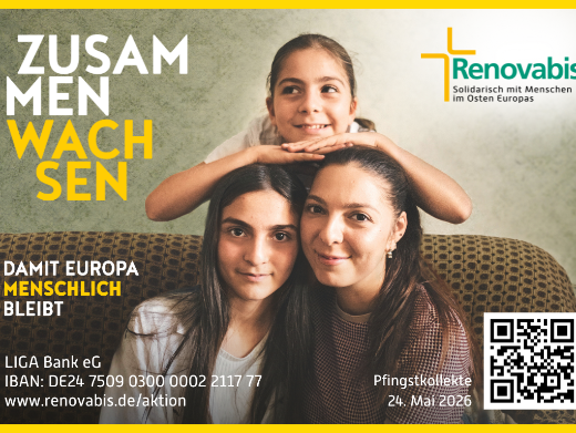 Das Bild zeigt das Kampagnenfoto der Pfingstaktion Renovabis 2026 mit dem Motto 'Zusammenwachsen' und der Darstellung dreier Frauen auf einer Couch