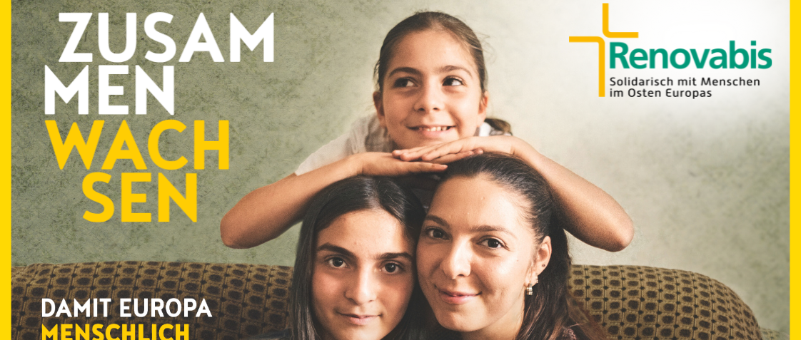 Das Bild zeigt das Kampagnenfoto der Pfingstaktion Renovabis 2026 mit dem Motto 'Zusammenwachsen' und der Darstellung dreier Frauen auf einer Couch