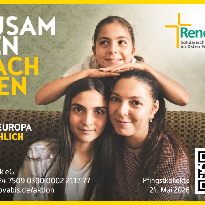 Das Bild zeigt das Kampagnenfoto der Pfingstaktion Renovabis 2026 mit dem Motto 'Zusammenwachsen' und der Darstellung dreier Frauen auf einer Couch