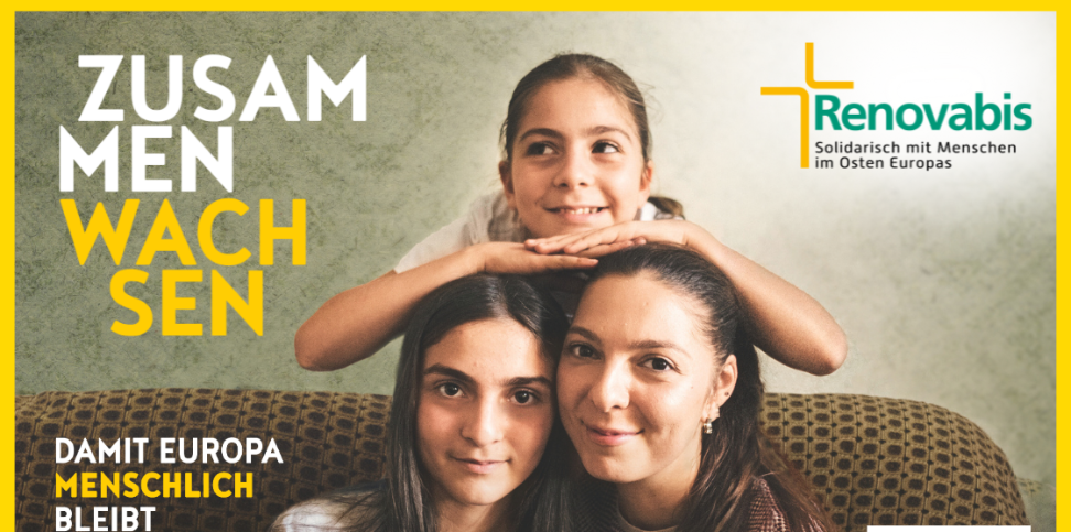 Das Bild zeigt das Kampagnenfoto der Pfingstaktion Renovabis 2026 mit dem Motto 'Zusammenwachsen' und der Darstellung dreier Frauen auf einer Couch