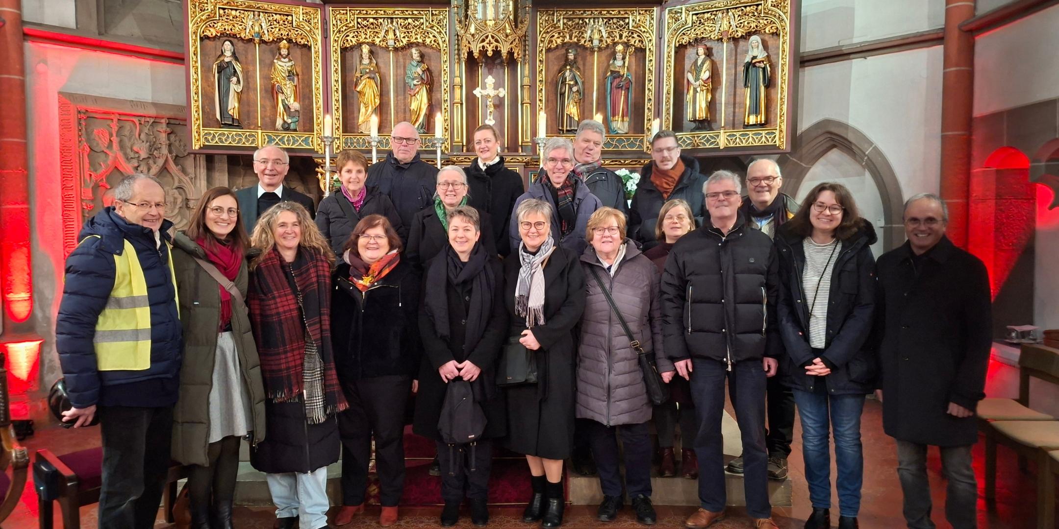 Das Bild zeigt den Pfarrgemeinderat der Legislaturperiode 2021-2025 im Chorraum der St.-Nikolaus-Kirche
