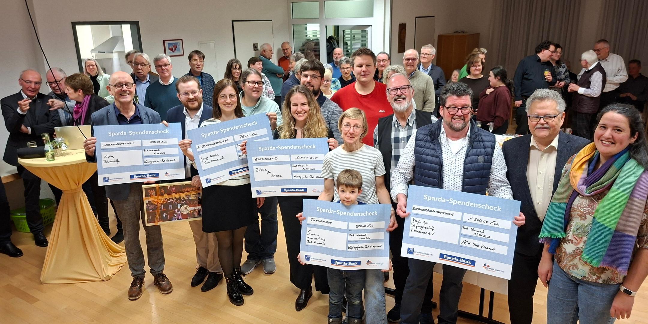 Das Bild zeigt die Spendenempfänger, die am Neujahrsempfang der Kirchengemeinde und der Kolpingsfamilie Spenden für ihre Institutionen erhalten haben.
