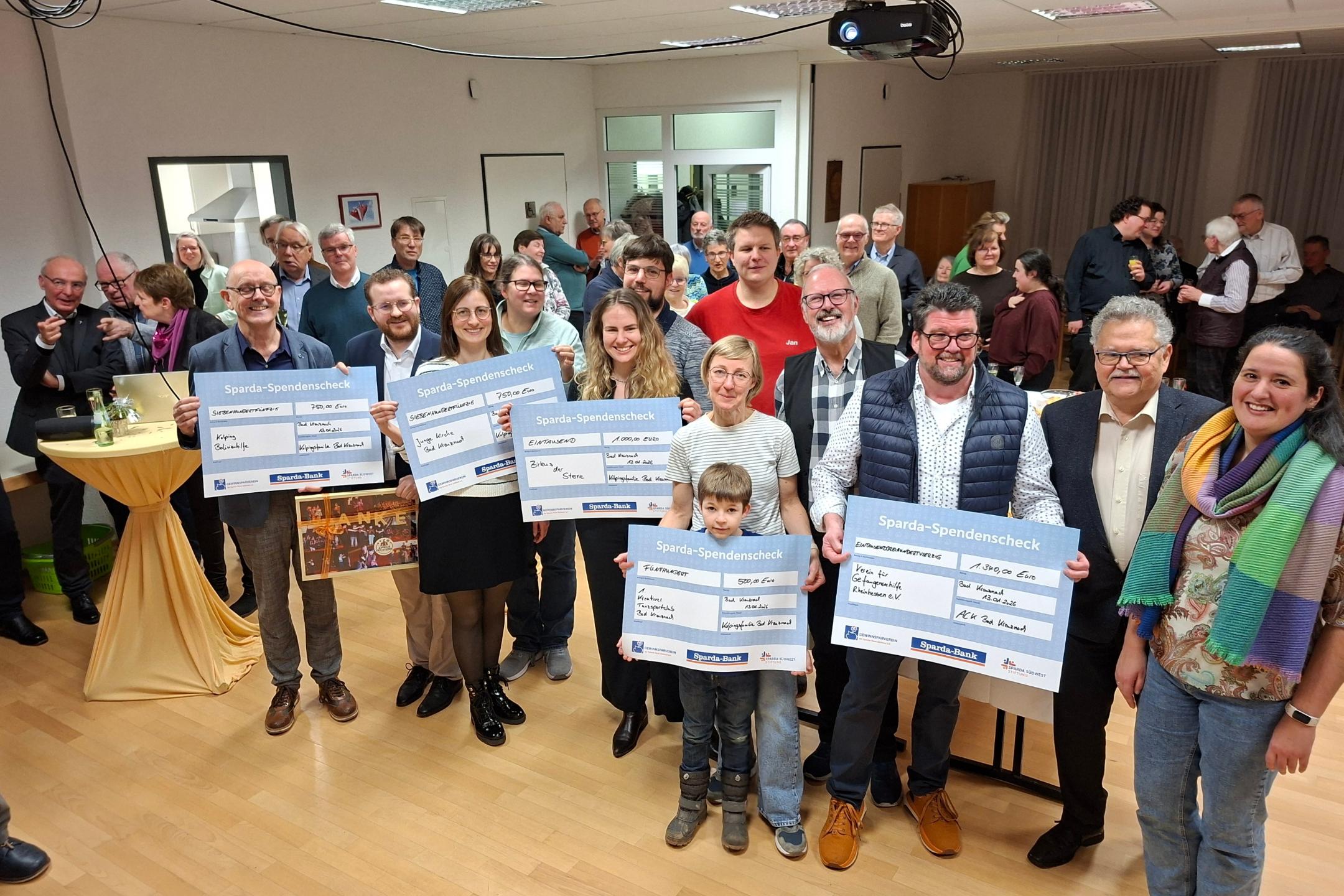 Das Bild zeigt die Spendenempfänger, die am Neujahrsempfang der Kirchengemeinde und der Kolpingsfamilie Spenden für ihre Institutionen erhalten haben.