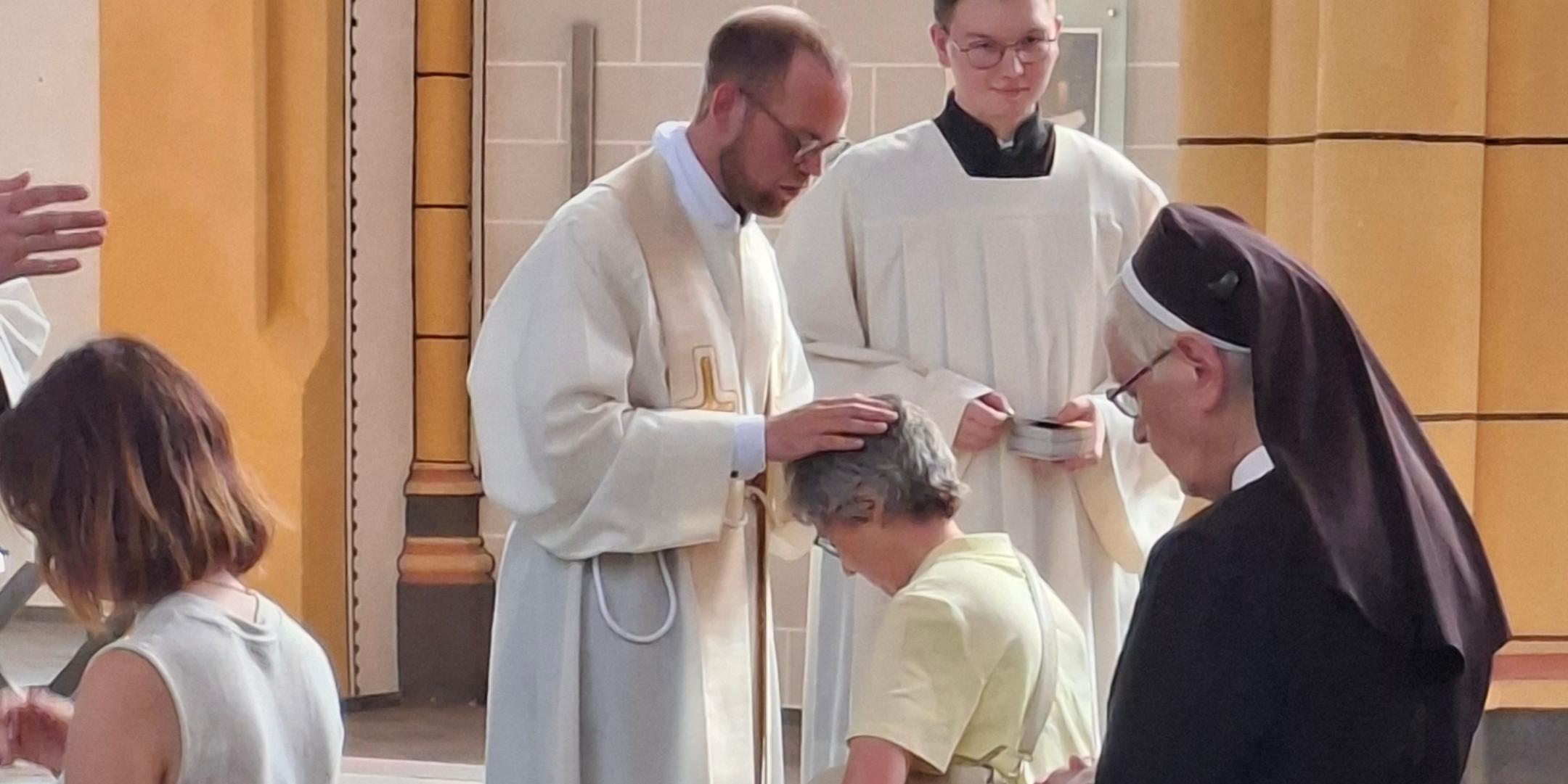 Neupriester Mathias Kremer erteilt den Primizsegen. (c) Winfried Vogt Neupriester Mathias Kremer erteilt den Primizsegen.