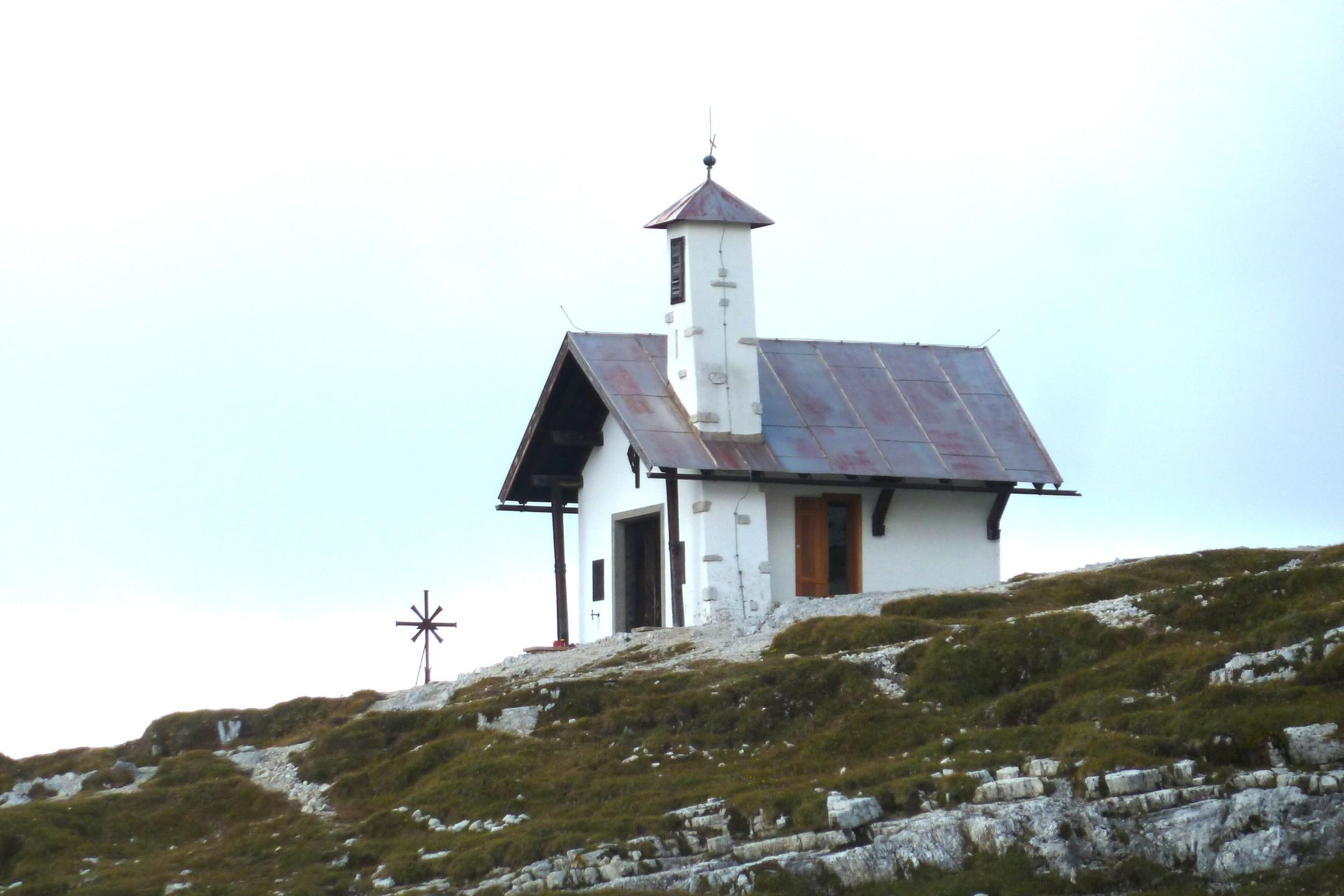 Das Bild zeigt eine Bergkirche im Bereich der 3 Zinnen in den Dolomiten