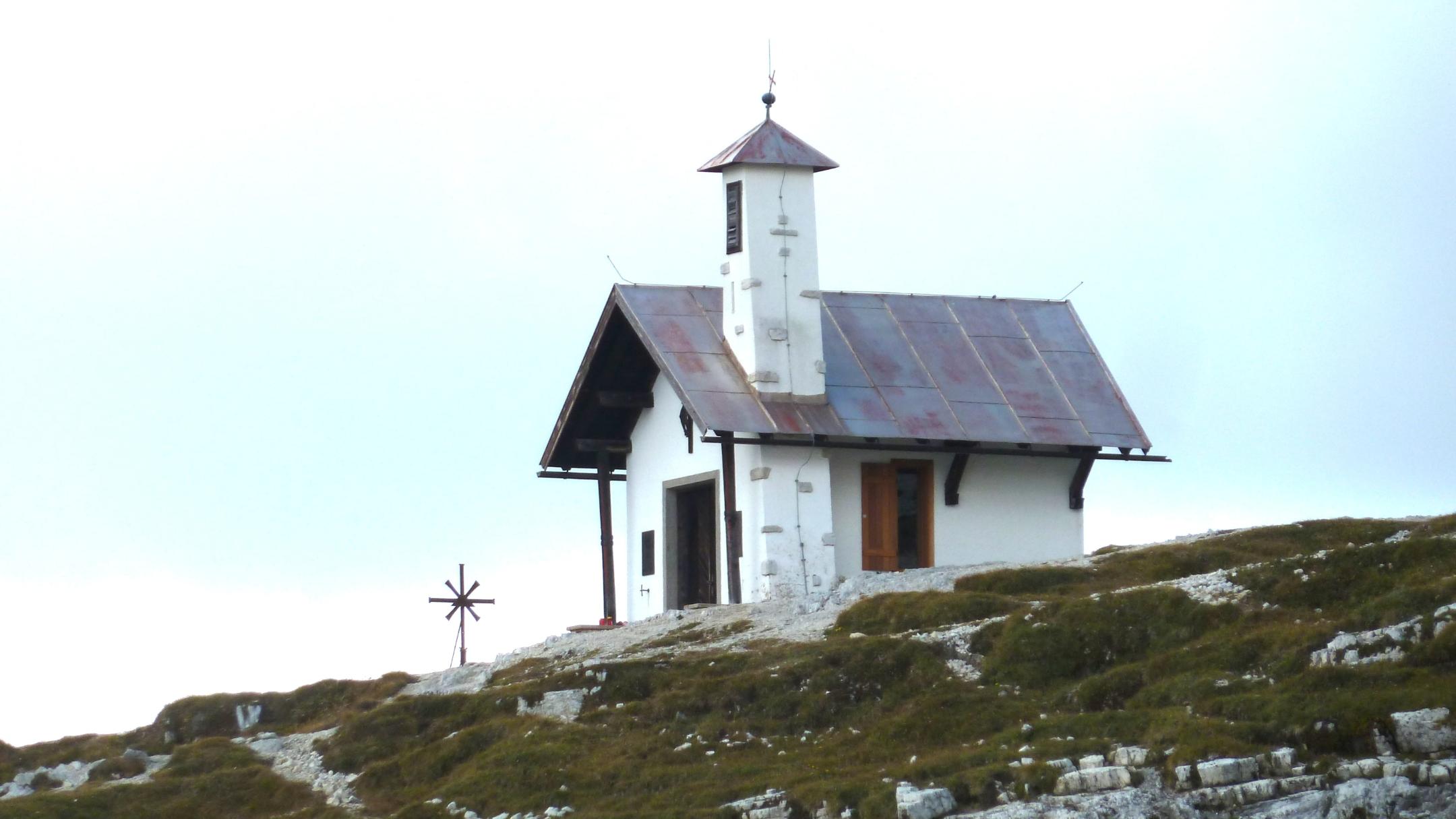Das Bild zeigt eine Bergkirche im Bereich der 3 Zinnen in den Dolomiten