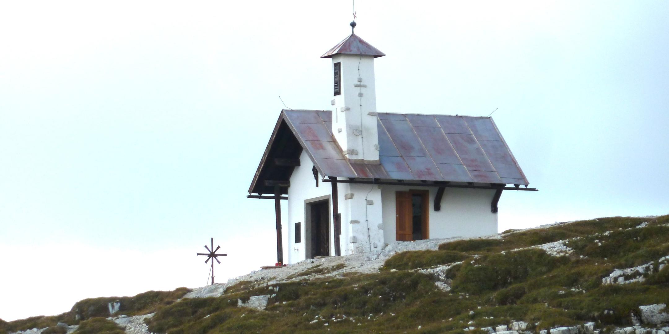 Das Bild zeigt eine Bergkirche im Bereich der 3 Zinnen in den Dolomiten