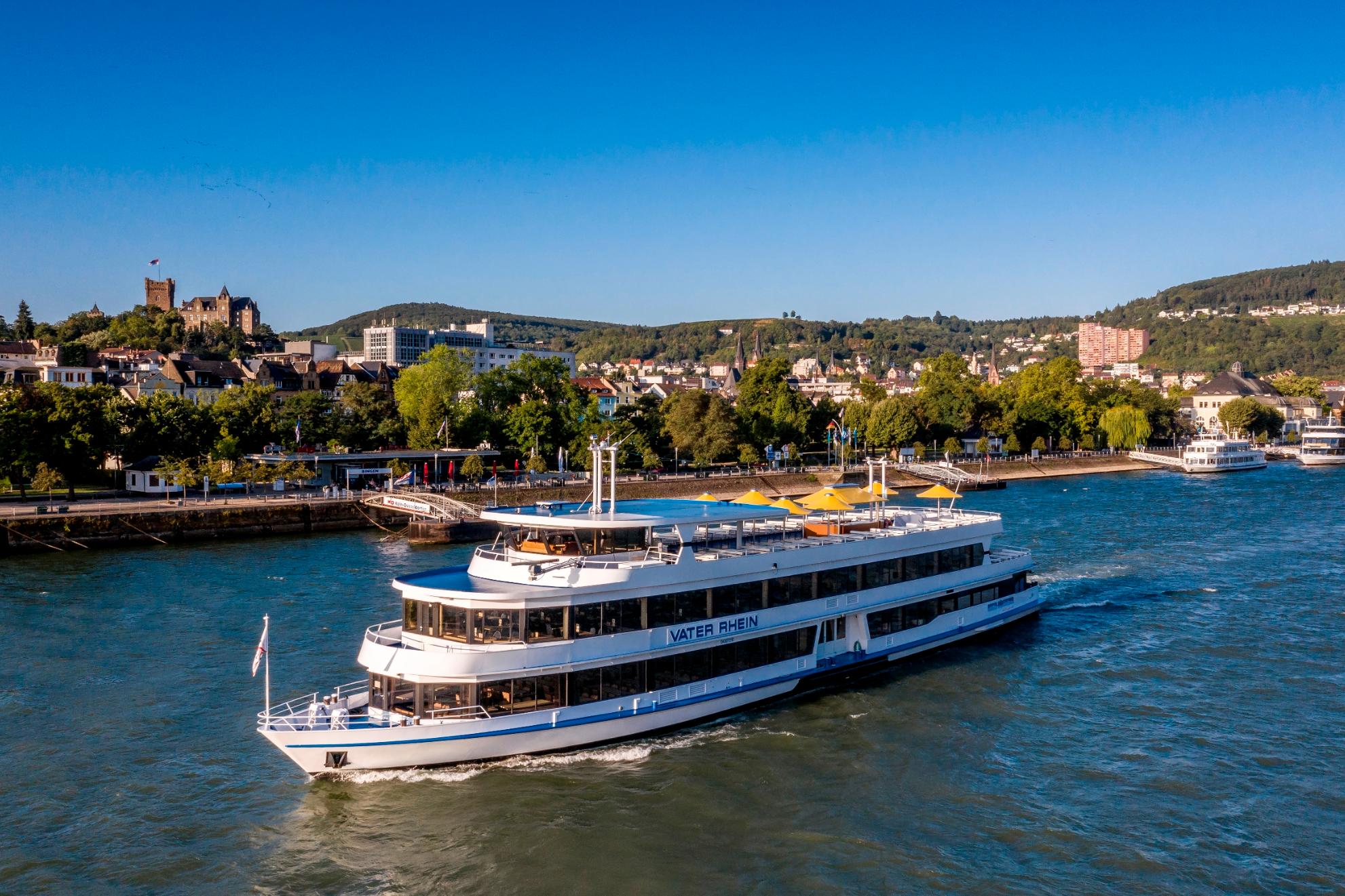 Das Bild zeigt ein Ausflugsschiff auf dem Rhein vor Bingen