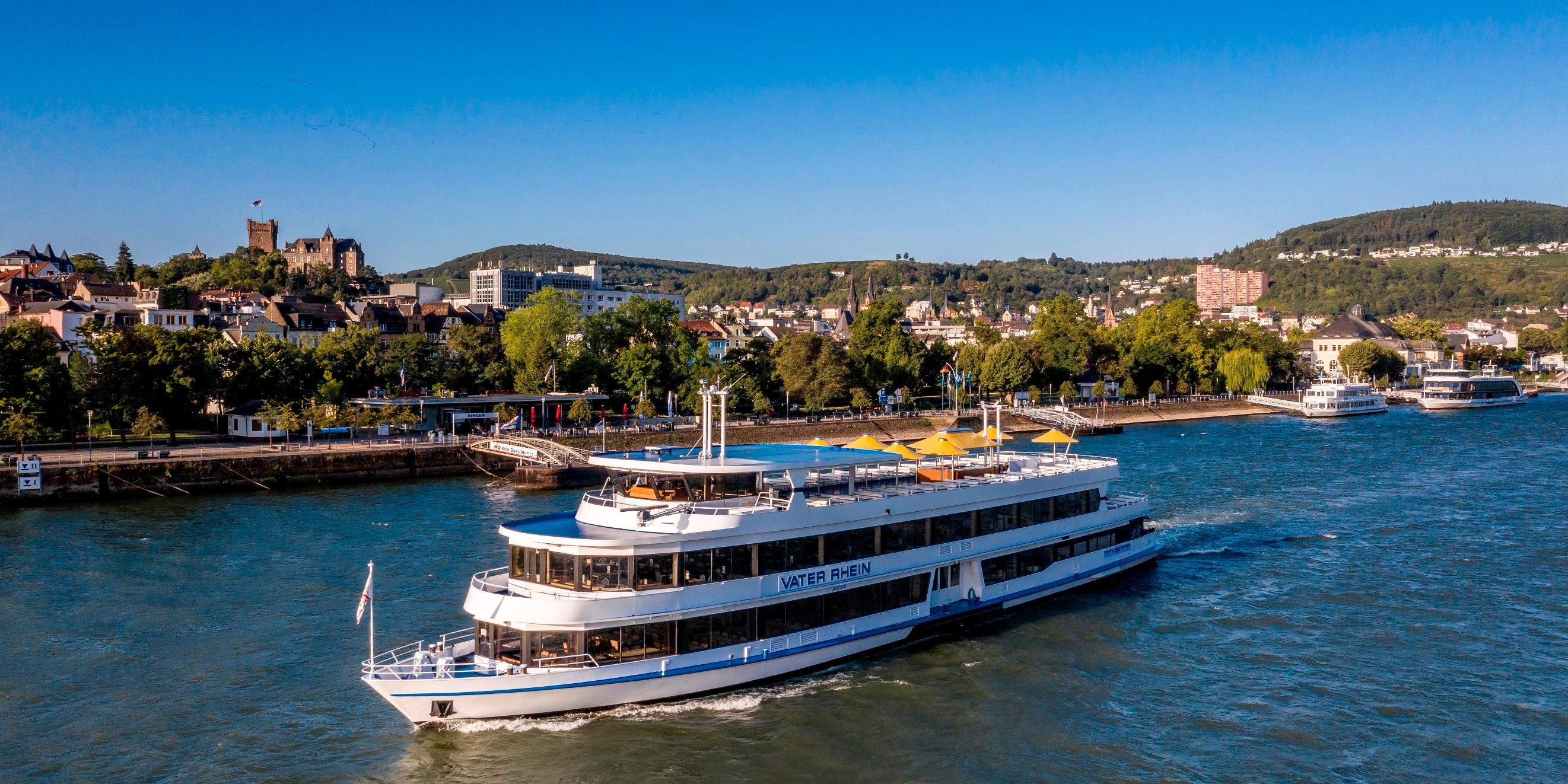 Das Bild zeigt ein Ausflugsschiff auf dem Rhein vor Bingen (c) Torsten Silz / Tourist-Information Bingen Das Bild zeigt ein Ausflugsschiff auf dem Rhein vor Bingen