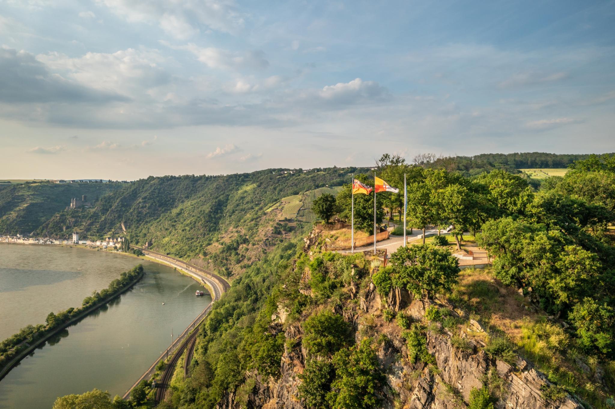 Das Bild zeigt einen Blick vom Loreley Plateau auf den Rhein (c) Dominik Ketz / Rheinland-Pfalz Tourismus GmbH Das Bild zeigt einen Blick vom Loreley Plateau auf den Rhein