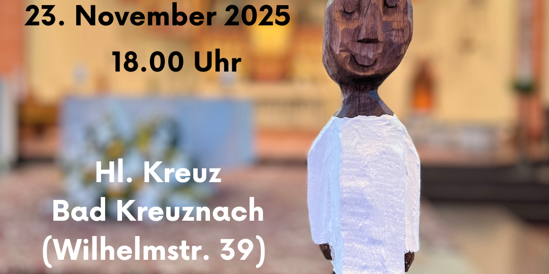 Das Bild zeigt den Chorraum der Hl.-Kreuz-Kirche verschleiert im Hintergrund. Davor im Sichtfeld eine Königsfigur aus der Ausstellung 'Du bist königlich' und dem Einladungstext für den Christkönigsgottesdienst