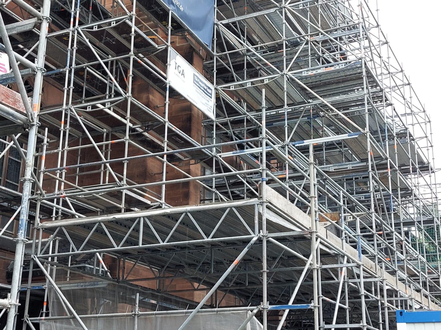 Die Außenansicht der Heilig-Kreuz-Kirche in Bad Kreuznach vollständig eingerüstet.