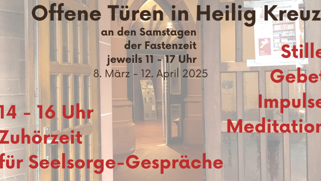 Das Bild zeigt im Hintergrund die geöffnete Seiteneingangstür von Hl. Kreuz mit dem darübergelegten Schriftzug zur Aktion Offene Türen in Hl. Kreuz in der Fastenzeit