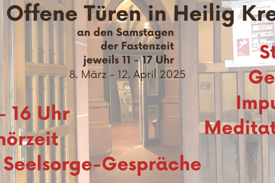 Das Bild zeigt im Hintergrund die geöffnete Seiteneingangstür von Hl. Kreuz mit dem darübergelegten Schriftzug zur Aktion Offene Türen in Hl. Kreuz in der Fastenzeit