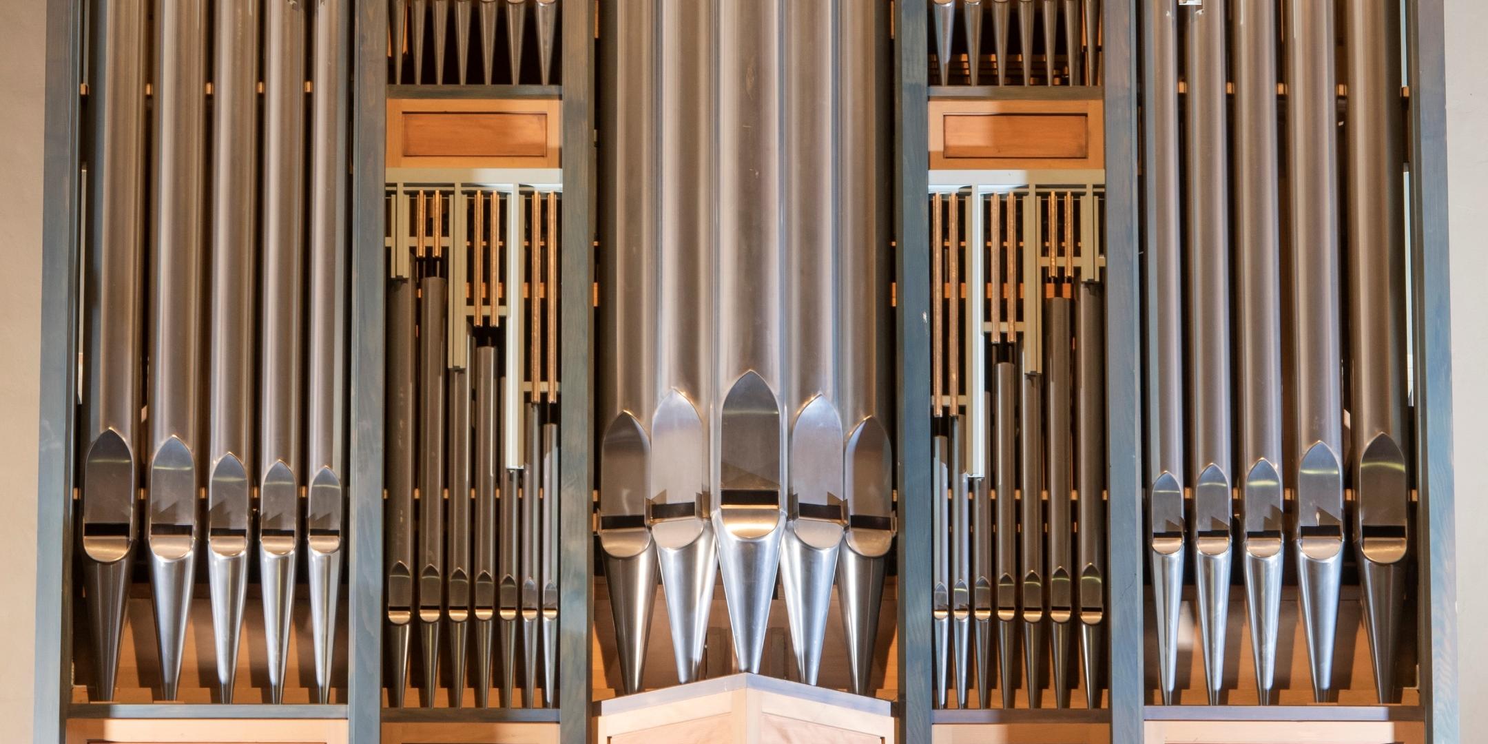 Das Bild zeigt die Vorderseite der Orgel in der Heilig-Kreuz-Kirche Bad Kreuznach