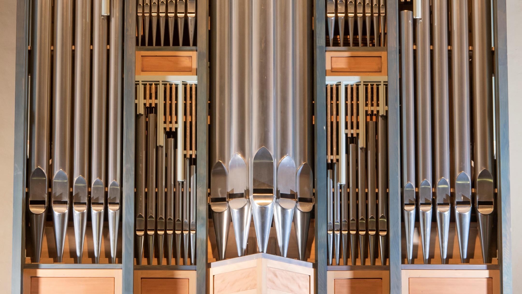 Das Bild zeigt die Vorderseite der Orgel in der Heilig-Kreuz-Kirche Bad Kreuznach
