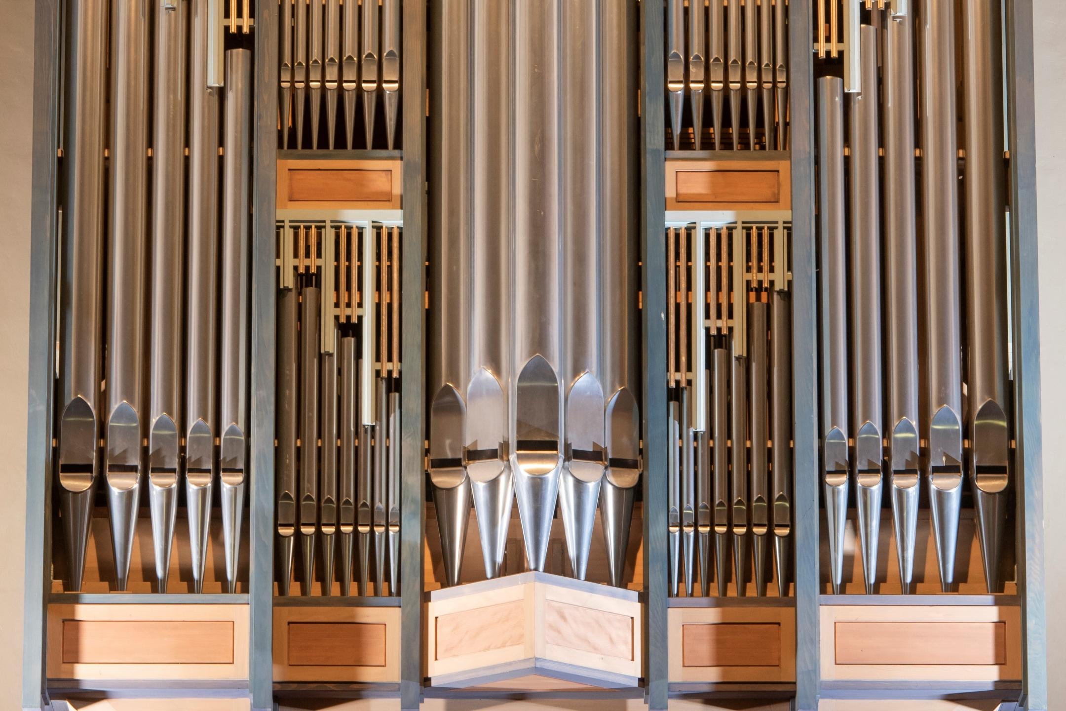 Das Bild zeigt die Vorderseite der Orgel in der Heilig-Kreuz-Kirche Bad Kreuznach