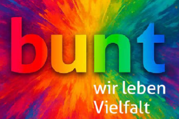 Das Bild zeigt das Logo des Projektes 2025 Offenes Hl. Kreuz: im Hintergrund flächendeckend ein bunter Farbklecks mit dem Schriftzug 'bunt wir leben Vielfalt'