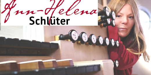 Das Bild zeigt die Organistin Ann-Helena Schlüter wie sie hinter dem Manual einer Orgel hervorschaut.