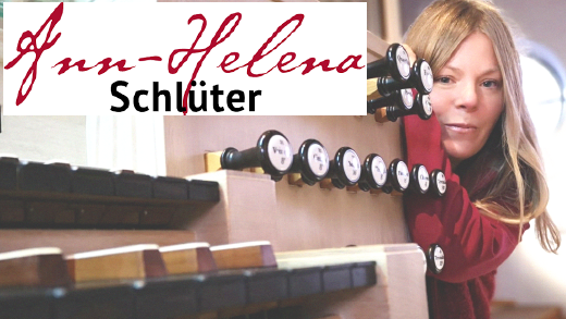 Das Bild zeigt die Organistin Ann-Helena Schlüter wie sie hinter dem Manual einer Orgel hervorschaut.