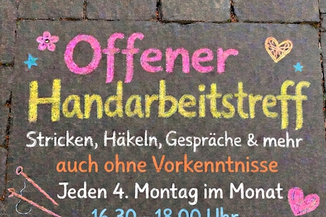 Auf dem Plakat für den offenen Handarbeitstreff sind die Termine und der Ort der Veranstaltungen in Textform beschrieben.