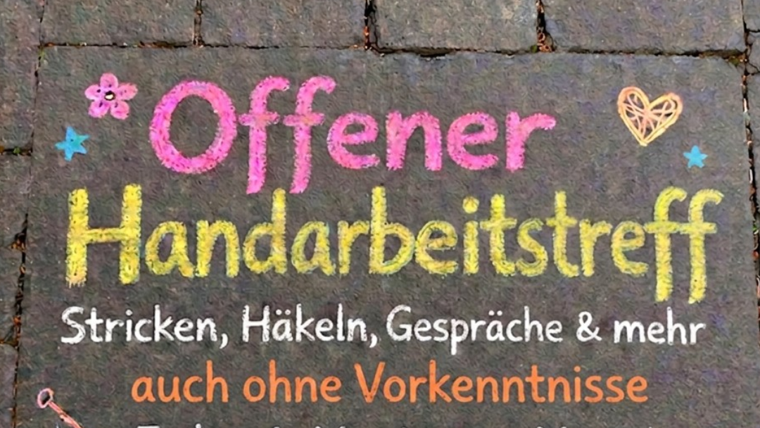 Auf dem Plakat für den offenen Handarbeitstreff sind die Termine und der Ort der Veranstaltungen in Textform beschrieben.
