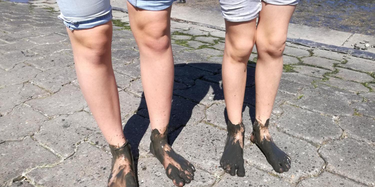 Zwei Personen mit schlammigen Füßen stehen barfuß auf Pflastersteinen. (c) Melanie Zils In: Pfarrbriefservice.de Zwei Personen mit schlammigen Füßen stehen barfuß auf Pflastersteinen.