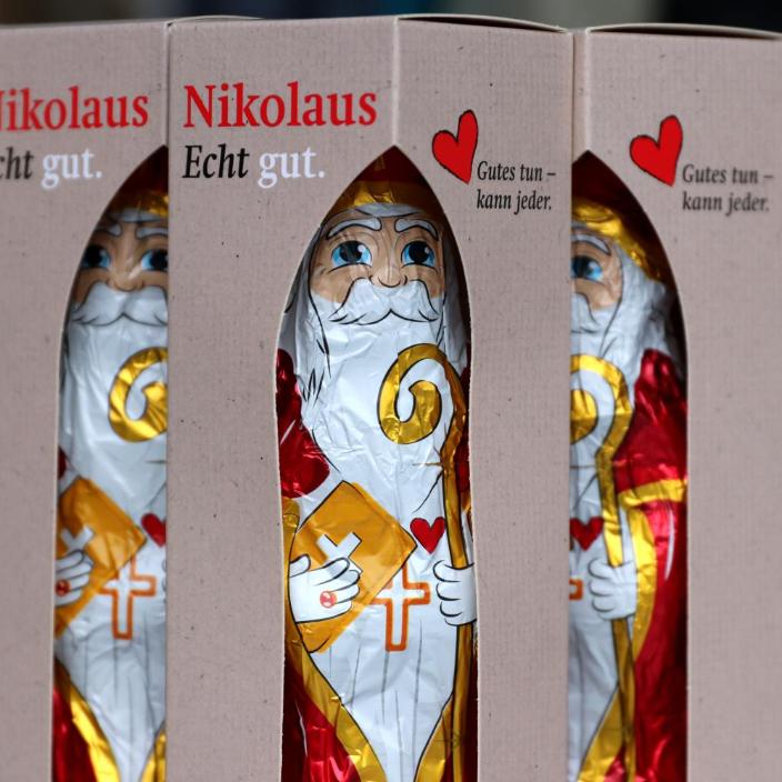 Das Bild zeigt fünf Kartons mit Schokonikoläusen.