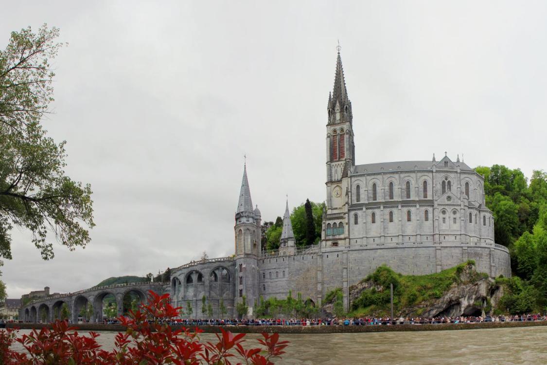 Das Bild zeigt die Rosenkranz-Basilika, Mariä-Empfängnis-Basilika und Mariengrotte in Lourdes