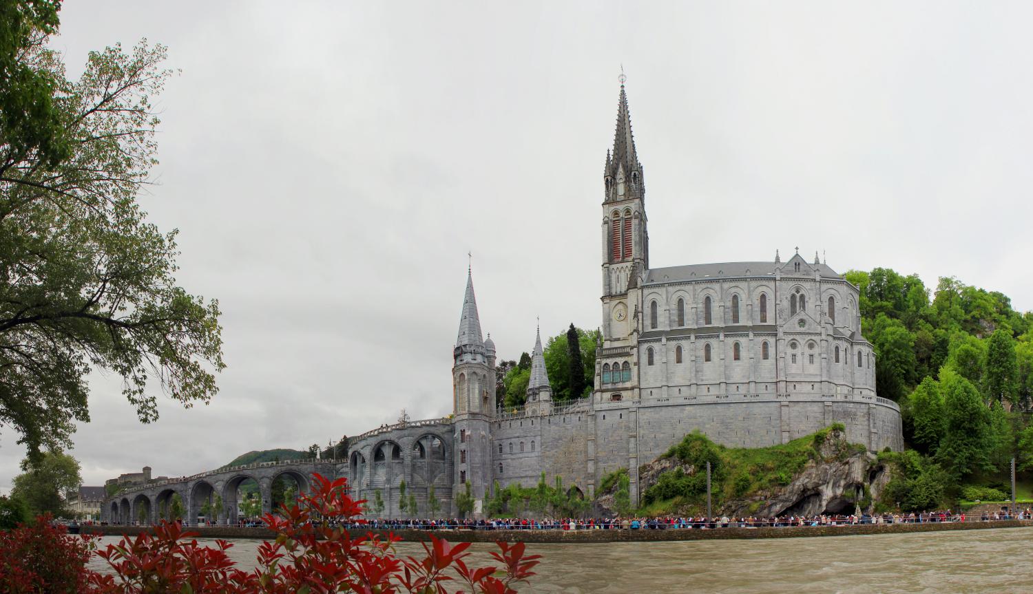 Das Bild zeigt die Rosenkranz-Basilika, Mariä-Empfängnis-Basilika und Mariengrotte in Lourdes