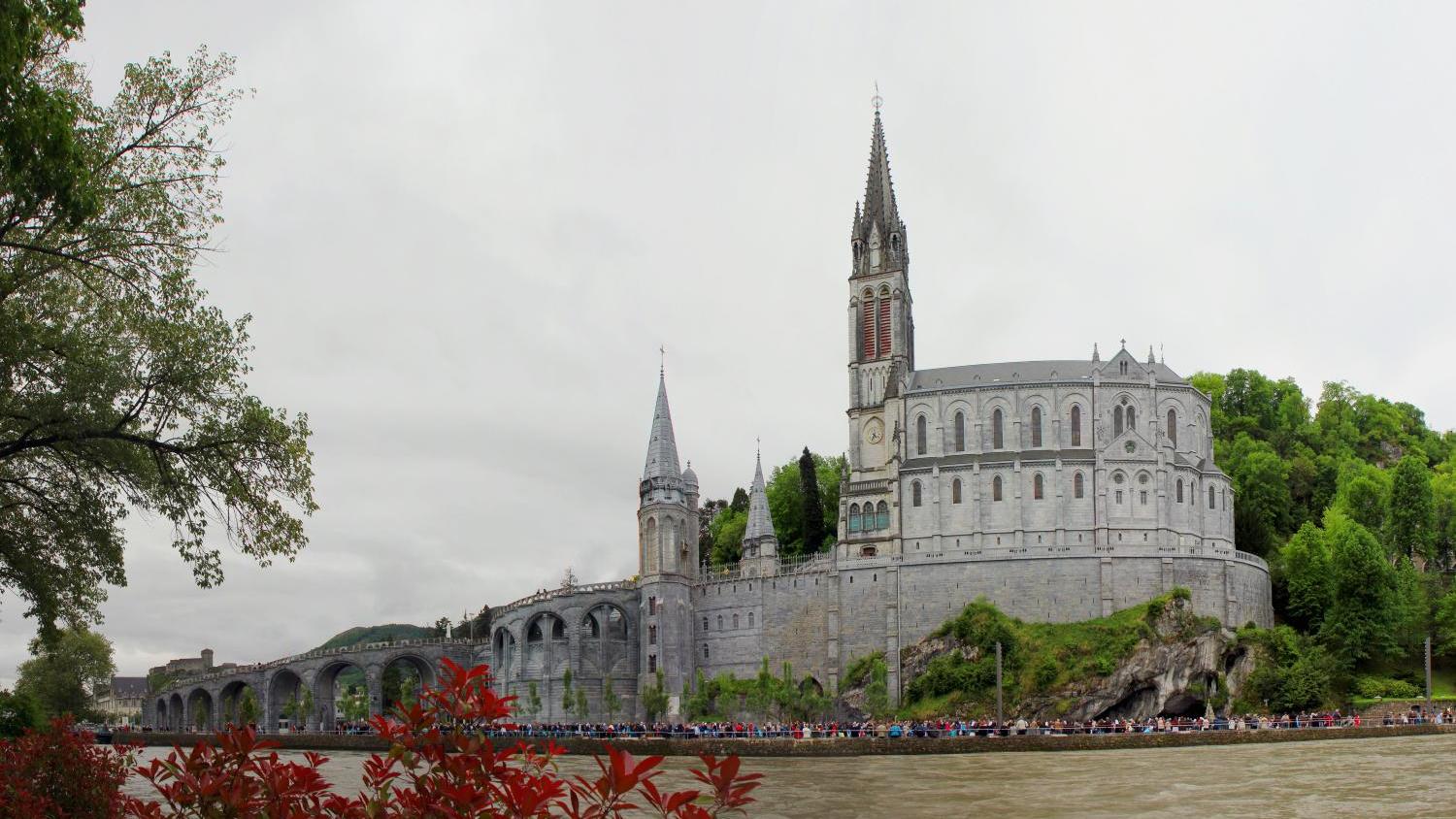 Das Bild zeigt die Rosenkranz-Basilika, Mariä-Empfängnis-Basilika und Mariengrotte in Lourdes
