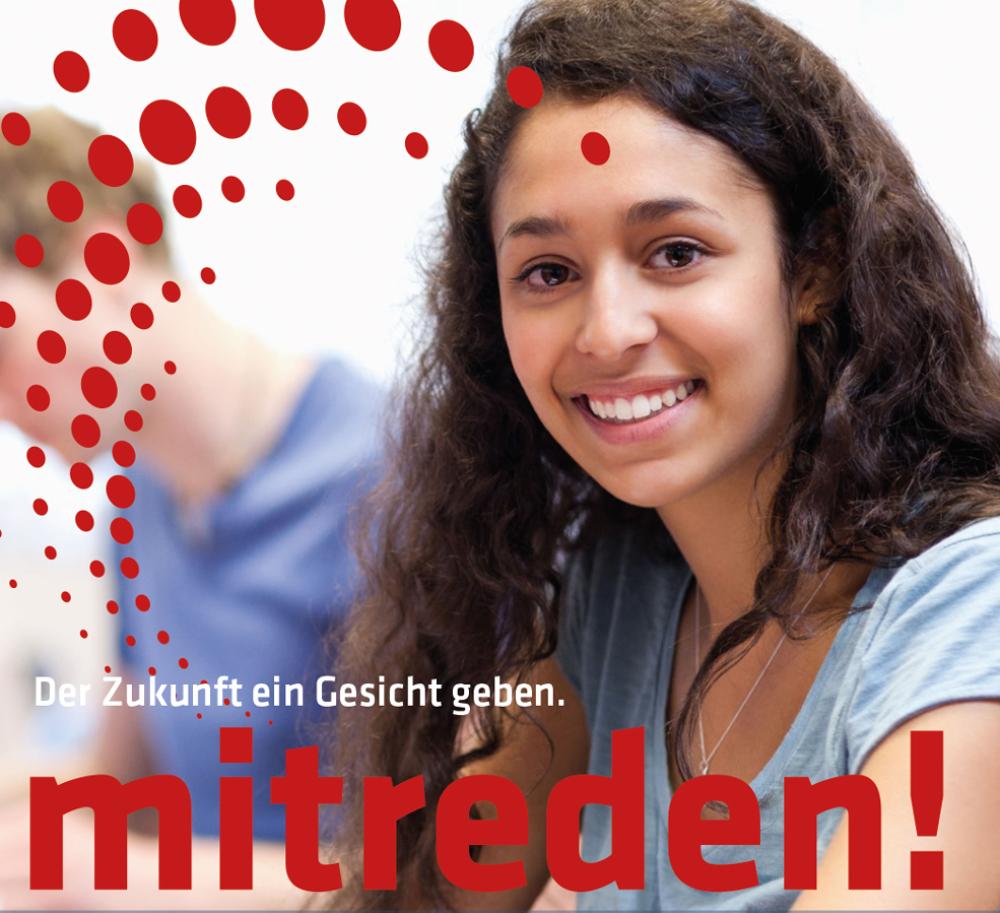 Das Bild zeigt den Oberkörper einer jungen Frau mit dem Slogan 'mitreden' der Werbekampagne zur Pfarrgemeinderatswahl