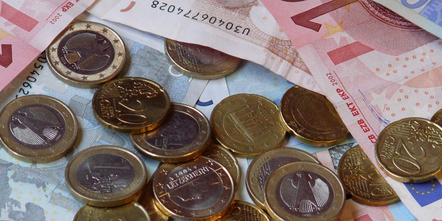 Das Bild zeigt Geldscheine und Münzen, die auf einer Unterlage liegen. (c) Marylène Brito In: Pfarrbriefservice.de Das Bild zeigt Geldscheine und Münzen, die auf einer Unterlage liegen.
