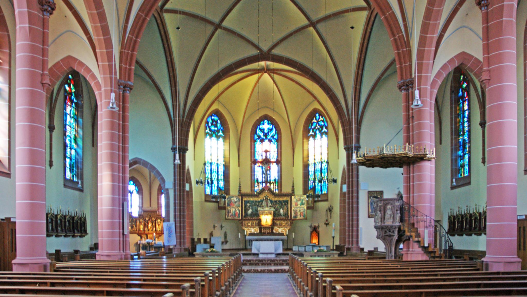 Das Bild zeigt das Innere der Hl.-Kreuz-Kirche Bad Kreunach