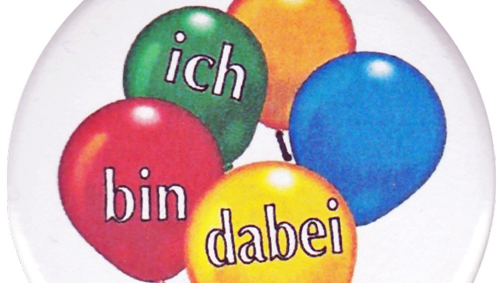 Das Bild zeigt fünf bunte Luftballons mit dem Schriftzug 'Ich bin dabei'