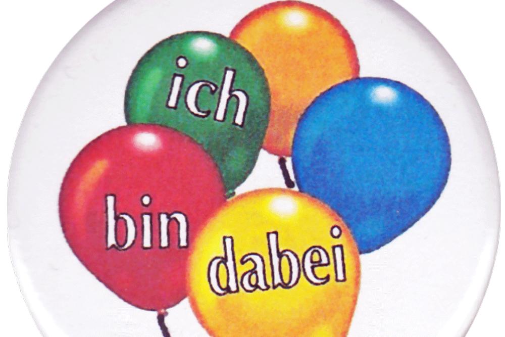 Das Bild zeigt fünf bunte Luftballons mit dem Schriftzug 'Ich bin dabei'