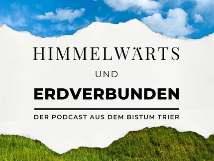 Das Bild zeigt oben einen blauen Himmel und unten eine grüne Landschaft, dazwischen den Text 'Himmelwärts und Erdverbunden' und das Logo des Bistums Trier