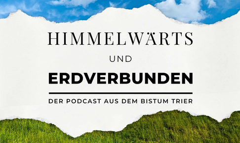 Das Bild zeigt oben einen blauen Himmel und unten eine grüne Landschaft, dazwischen den Text 'Himmelwärts und Erdverbunden' und das Logo des Bistums Trier