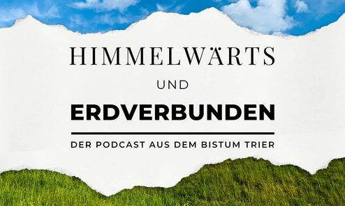 Das Bild zeigt oben einen blauen Himmel und unten eine grüne Landschaft, dazwischen den Text 'Himmelwärts und Erdverbunden' und das Logo des Bistums Trier